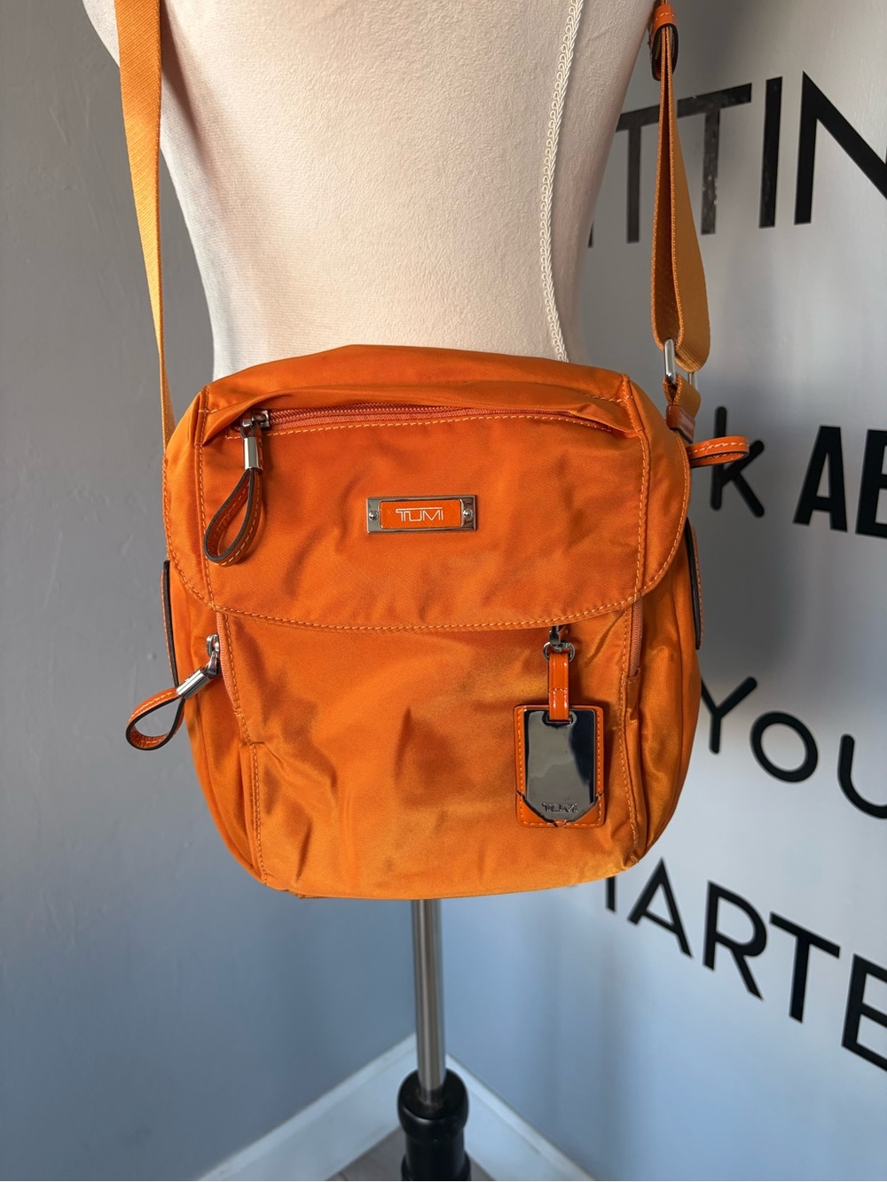 EUC Tumi Voyageur Lugano Messenger Bag Tangerine - Picture 3 of 14